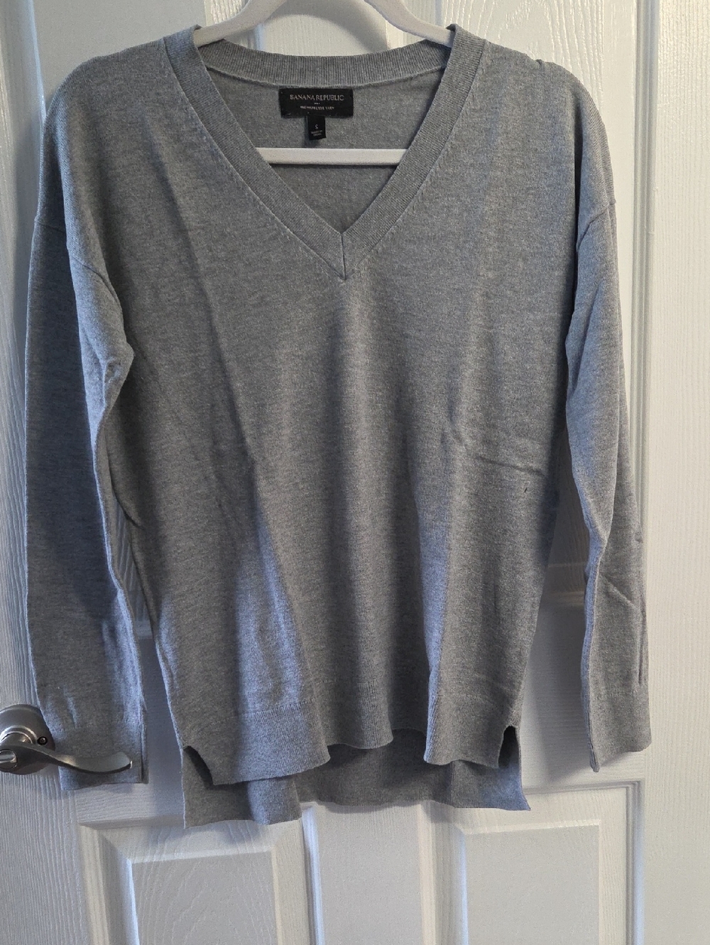 Banana Republic Women's V-Neck Sweater in Light Gray
